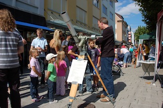 Vor-Ort-Arbeit in der Fußgängerzone: Kinder Kinder 2009