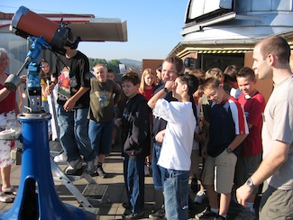 Gedränge auf der Plattform während des Venustransits 2004